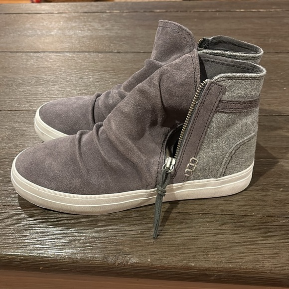 Brand new Sperry high top sneakers - Picture 2 of 4